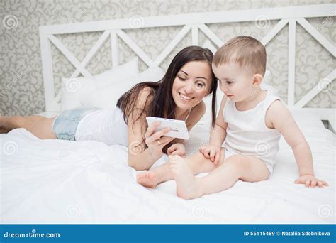 mutter und sohn im bett|Mutter und sohn im bett Stock Photos and Images.